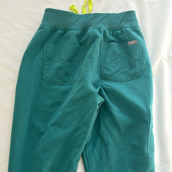 Figs High Waisted Zamora Joggers Scrub Pants - Picture 4 of 10